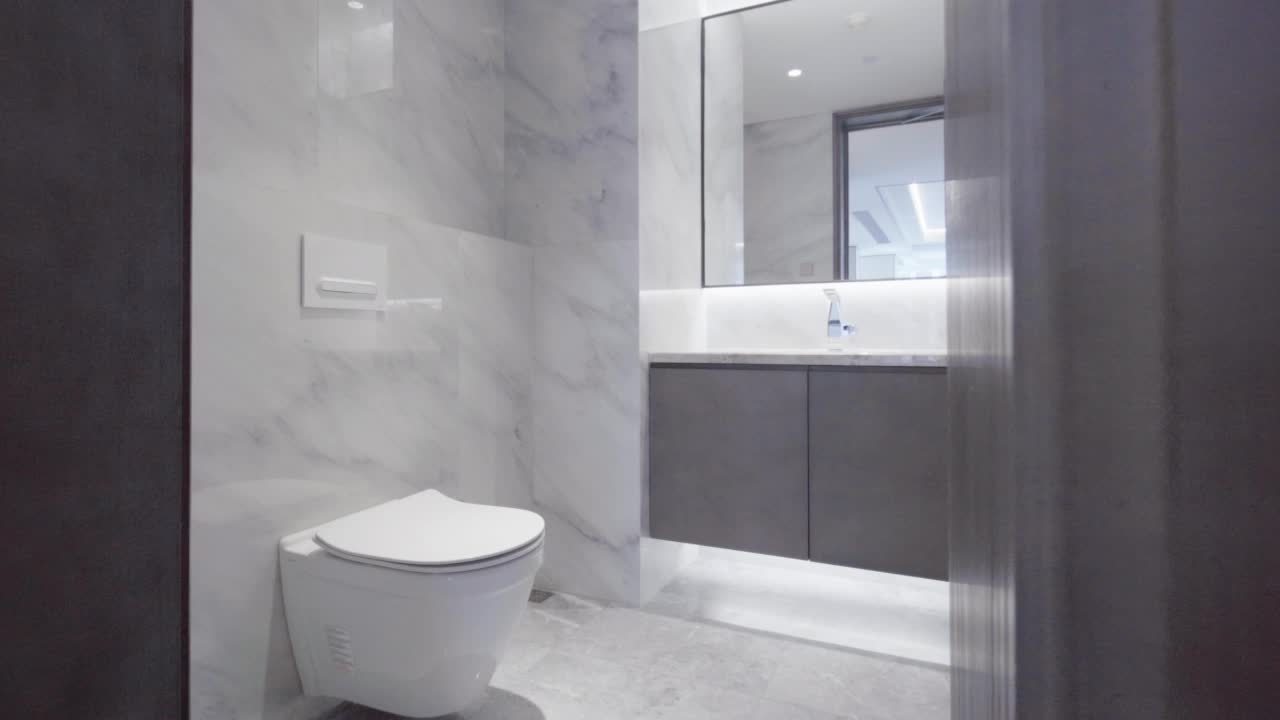 现代浴室与豪华的设计和装饰视频素材