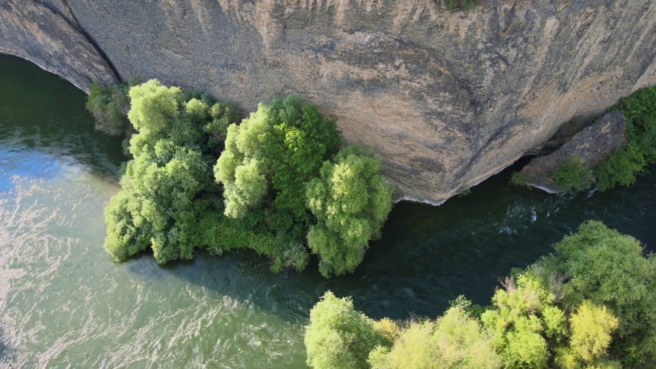峡谷的鸟瞰图视频素材
