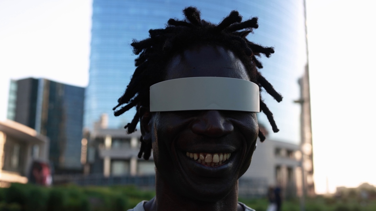 一名非洲男子在户外使用增强现实眼镜视频素材