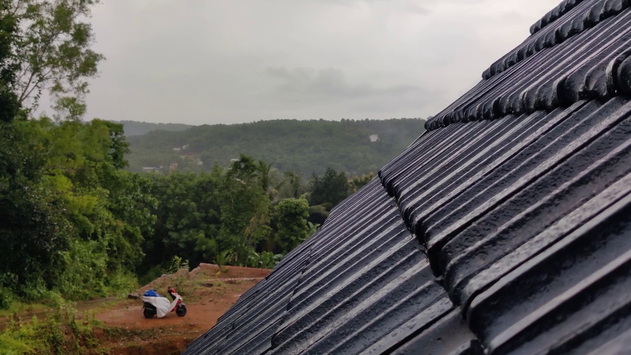 喀拉拉邦传统风格建筑的瓦屋顶的侧面视图视频下载