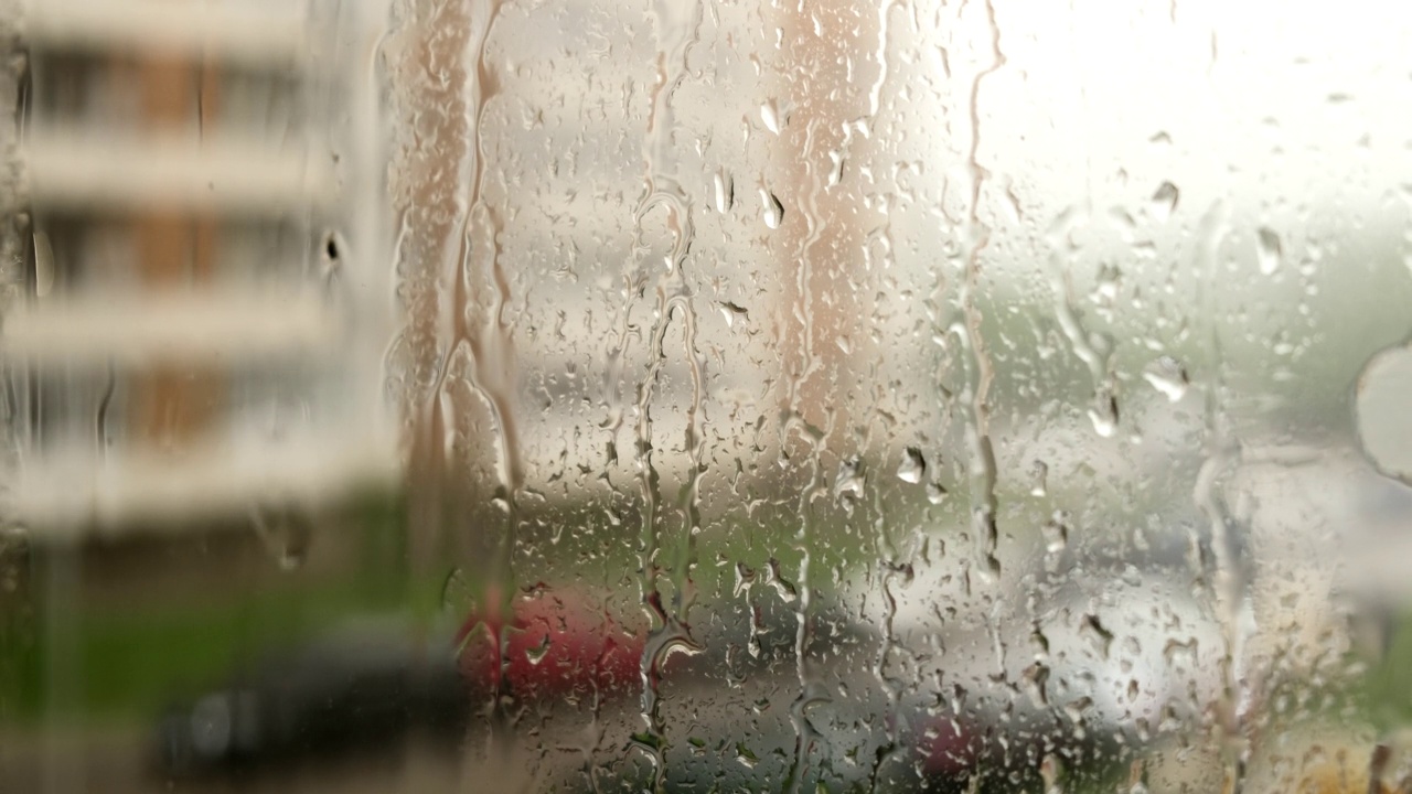 雨点落在窗玻璃上视频素材