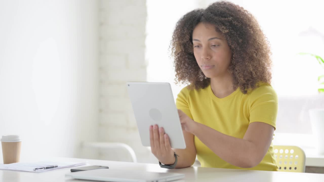 非洲女性对办公室失去平板电脑的反应视频素材
