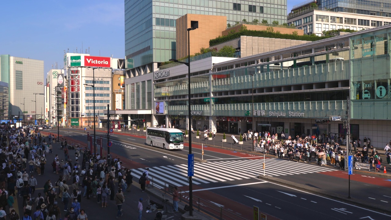 日本东京新宿站南出口附近，一群人正穿过海道街视频素材