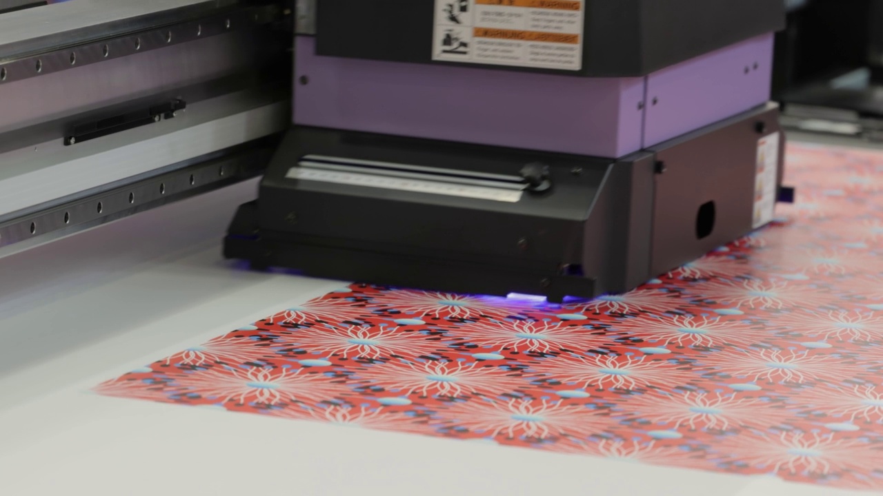 现代数码大型UV打印机。印刷生产技术。UV钉扎是将低强度的紫外线照射到UV固化油墨上的过程视频素材