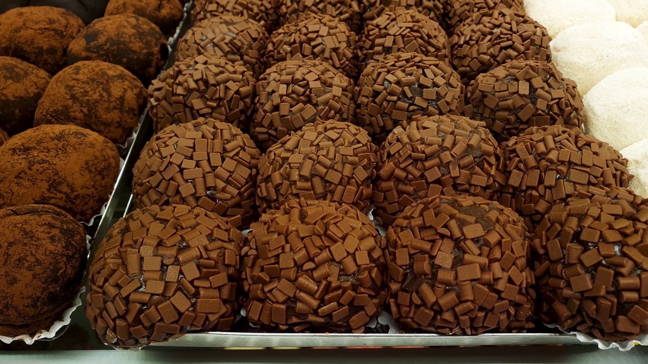 几个巴西巧克力软糖球(旅)在巴西面包店橱窗。视频素材