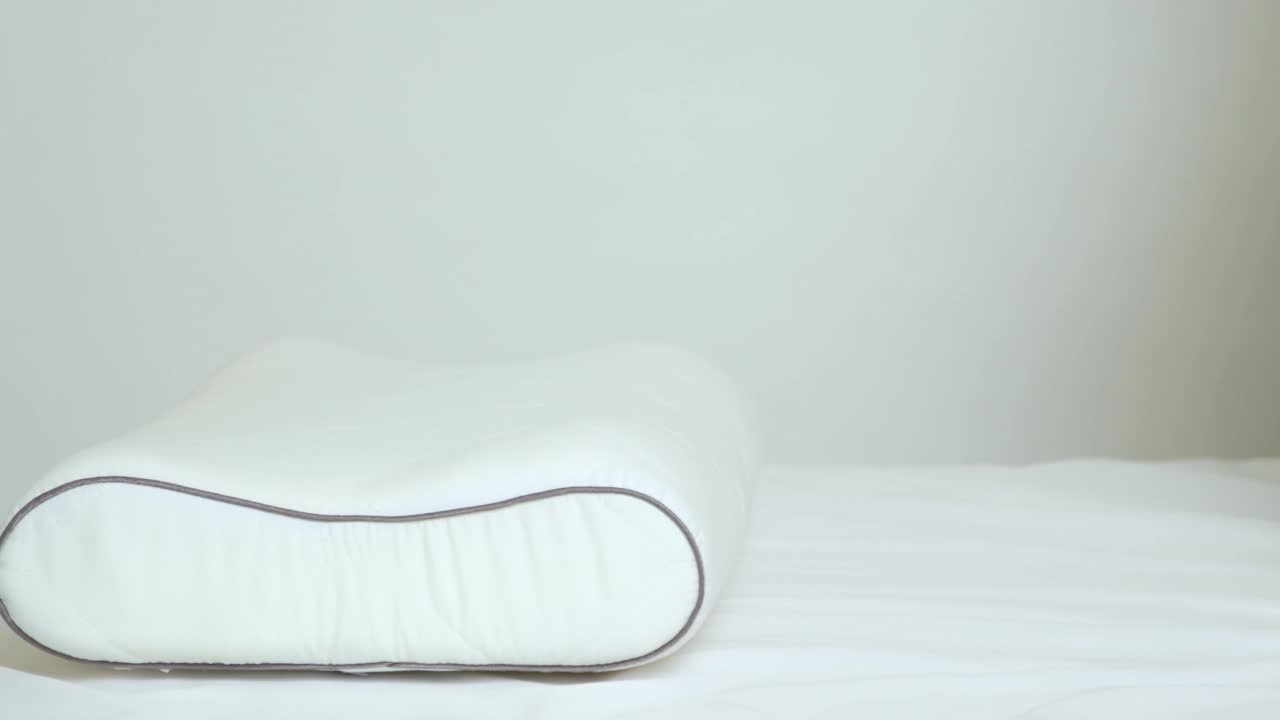 一个女人躺在她最喜欢的整形枕头和床垫上。健康的睡眠。视频下载