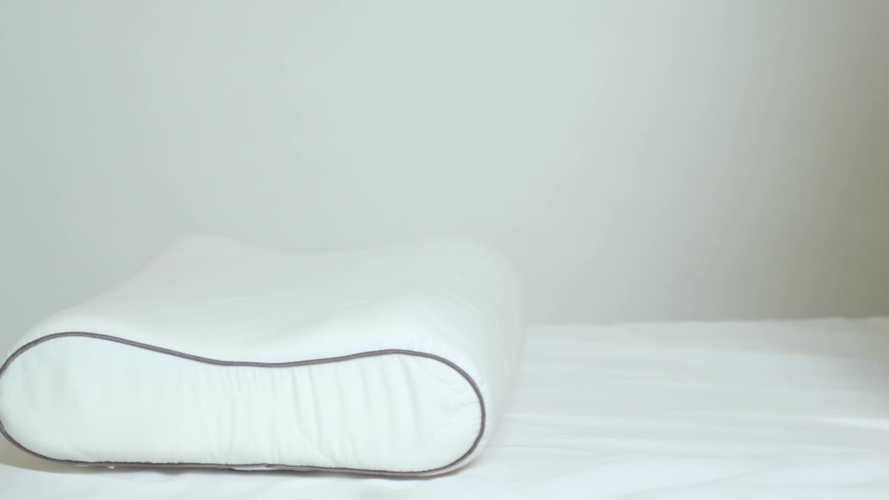 一个女人躺在她最喜欢的整形枕头上，微笑着，闭上眼睛睡着了视频下载