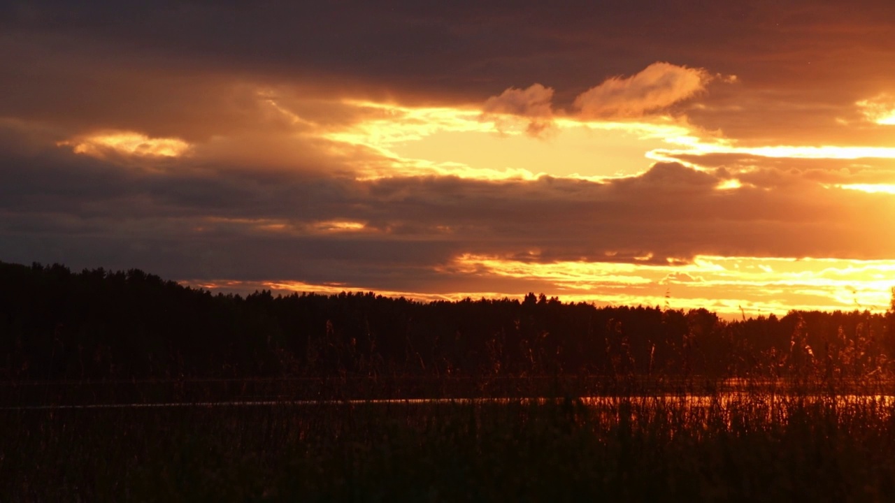 俄罗斯卡累利阿湖上橙色的日落视频下载