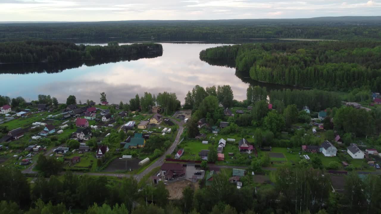 俄罗斯Petrozavodsk附近的Karelian湖泊和森林视频下载