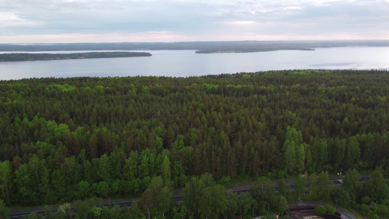 卡累利阿的湖泊，森林和村庄附近的Petrozavodsk，俄罗斯视频下载