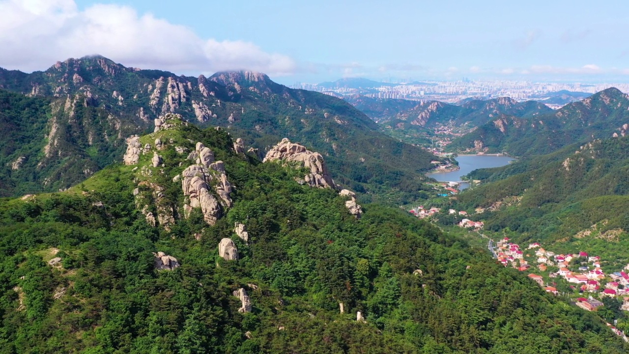 中国山东省青岛市，俯瞰崂山田园风光的无人机照片视频素材