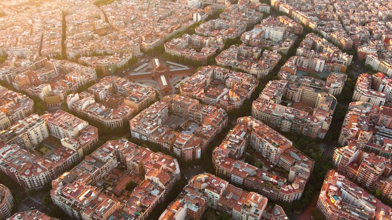 鸟瞰巴塞罗那Eixample住宅区和老城区狭窄的街道，哥特式的quarter。西班牙加泰罗尼亚视频素材