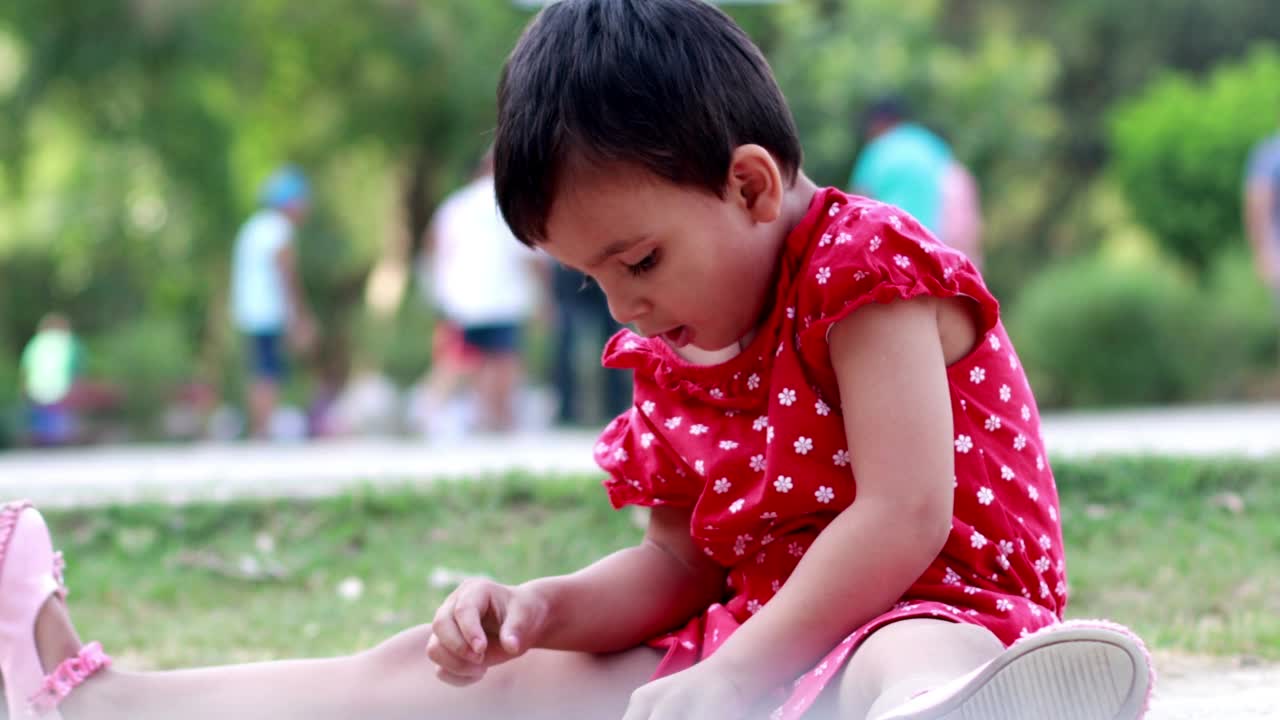 小可爱的女孩在公园户外玩土视频素材