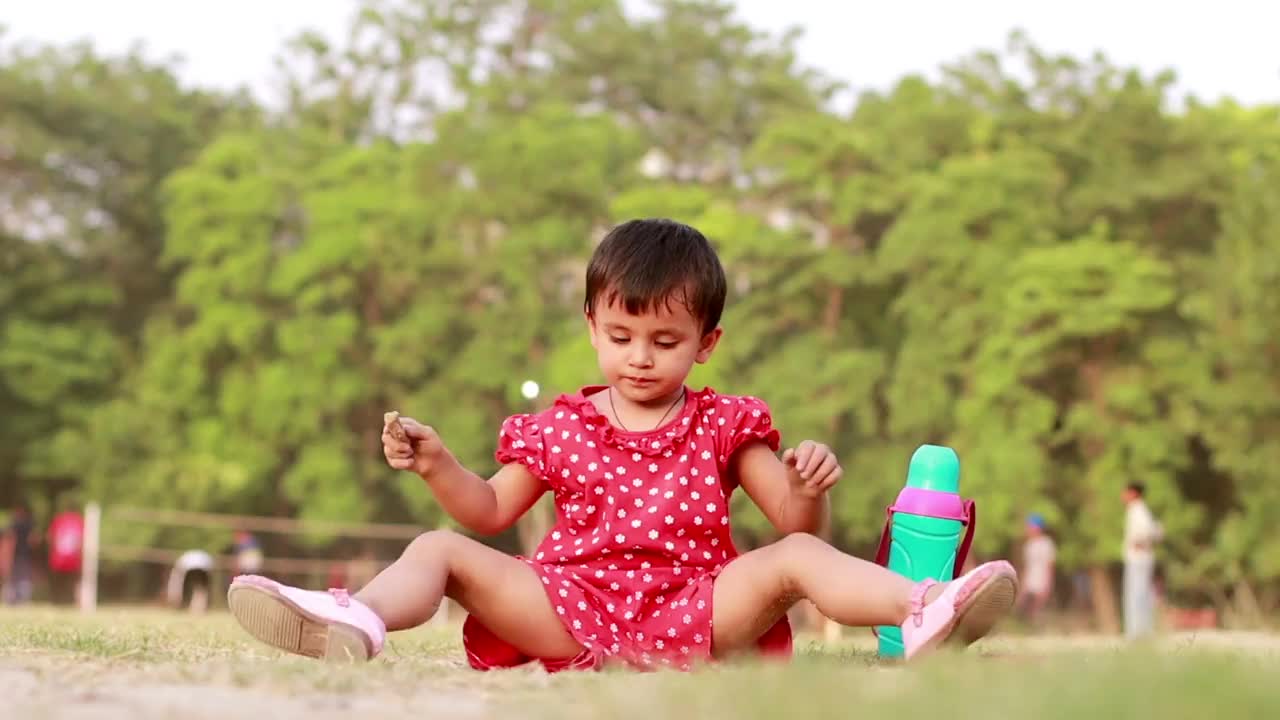 女婴独自在公园玩耍视频素材