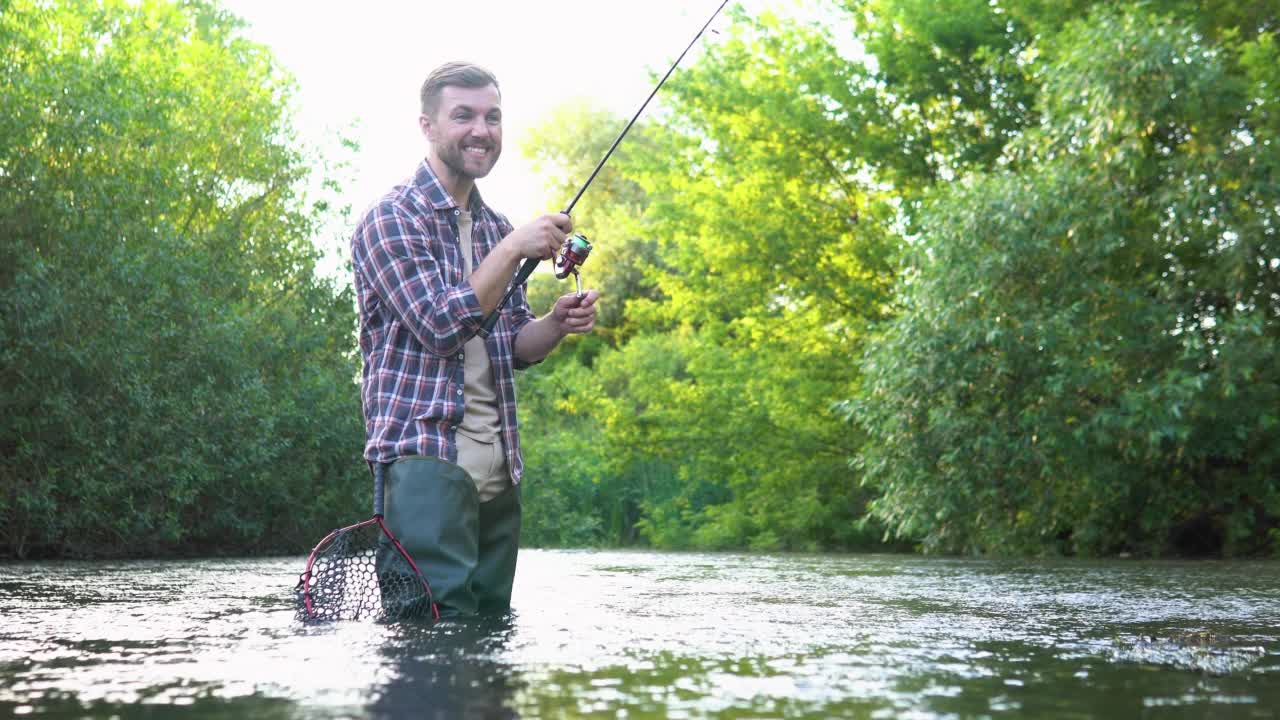 河上拿着钓竿的渔夫。飞钓鳟鱼。暑假和人们的观念视频素材