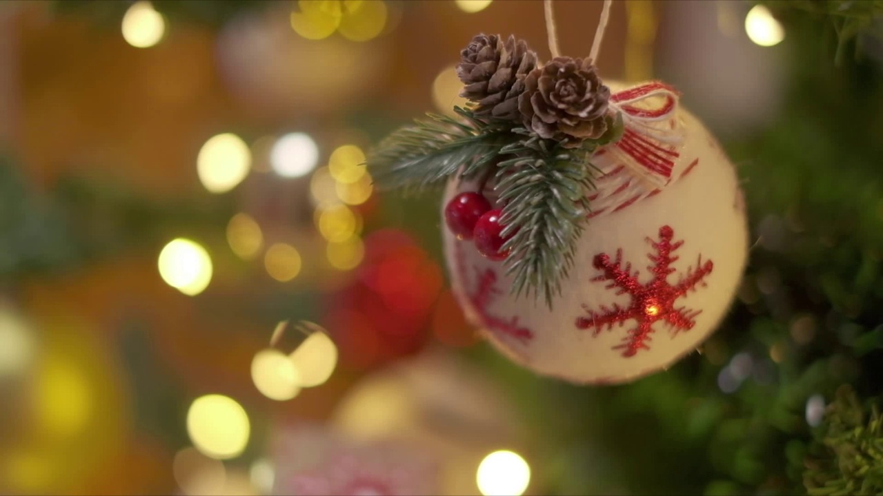 白色软圣诞球与红色雪花装饰与松果视频素材