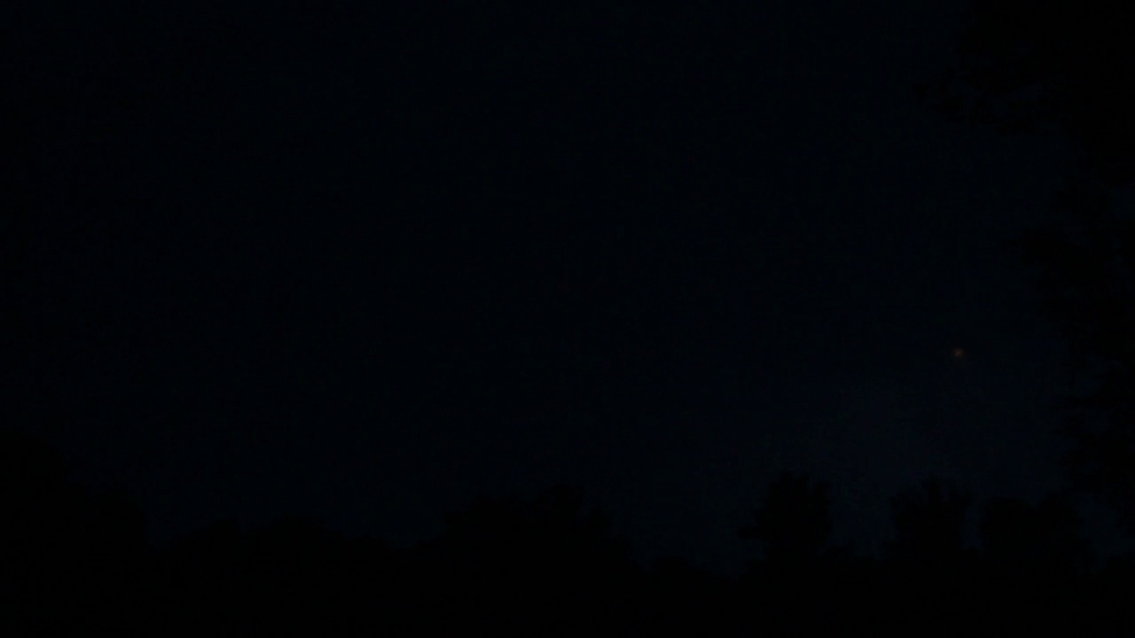 河边的夜风暴和大拉链视频素材