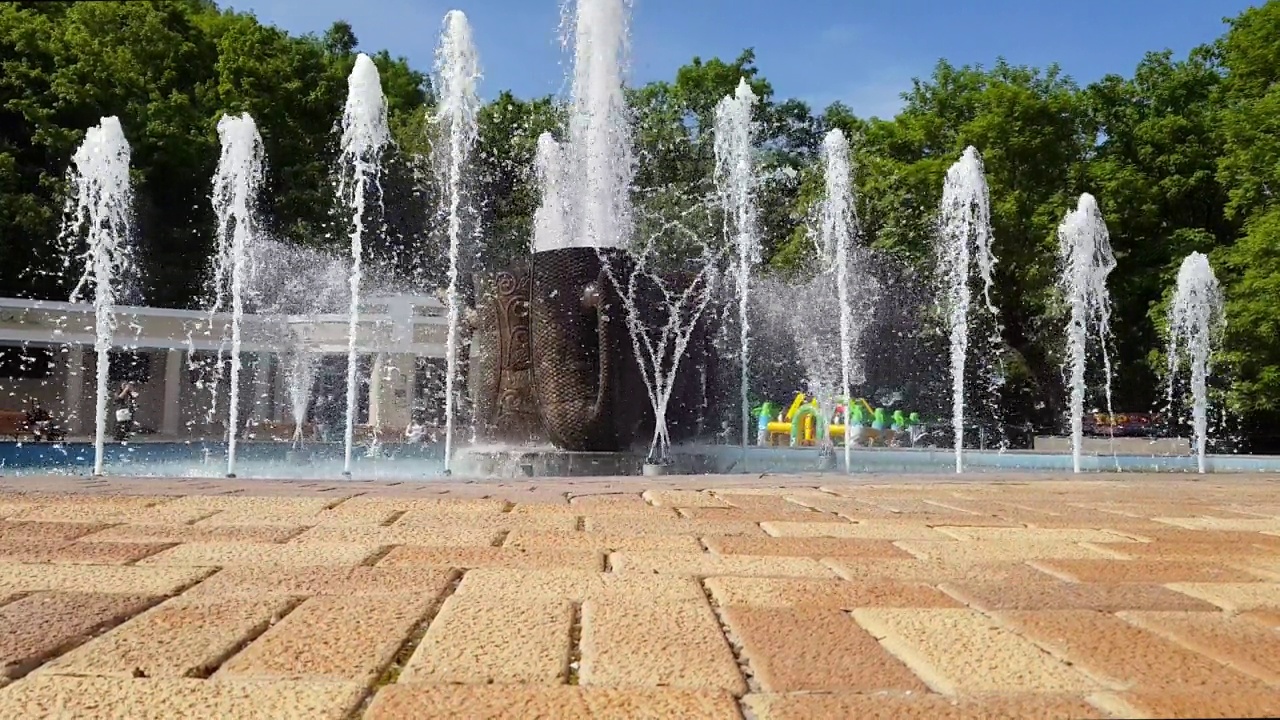 俄罗斯斯塔夫罗波尔地区热列兹诺沃茨克度假公园的马克杯喷泉视频素材