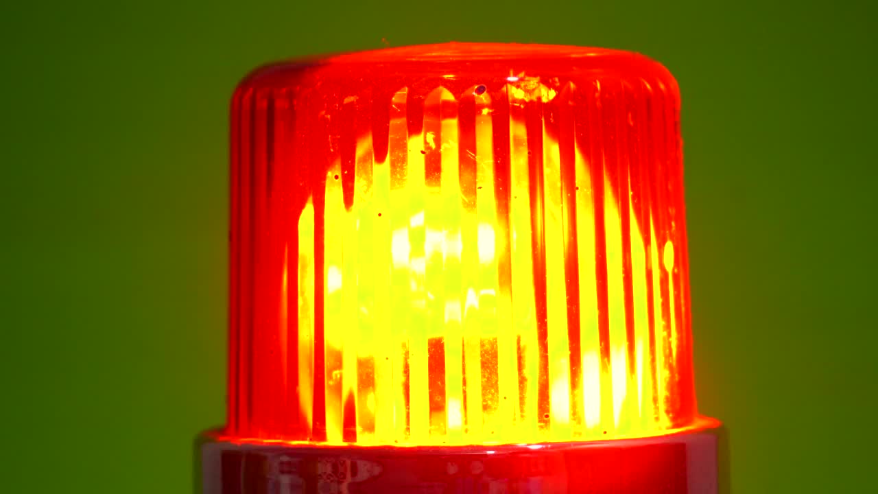 红色紧急警报器灯在Chroma Key旋转视频素材