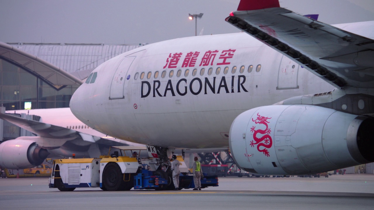 港龙航空波音空客A330停在中国香港的登机口视频下载