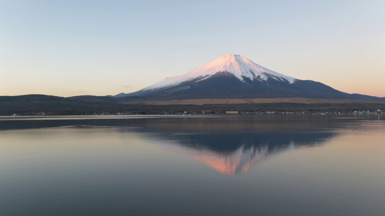 冬天的早晨，富士山映在山中湖上视频素材