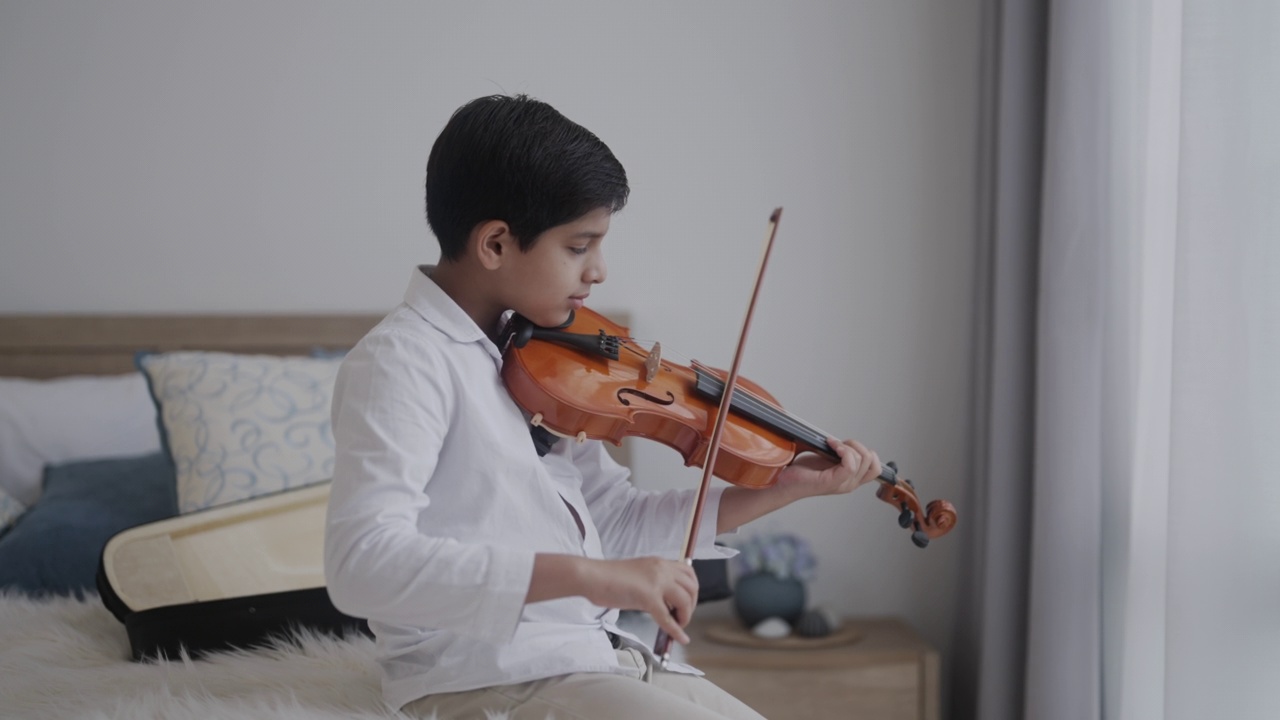 男孩玩小提琴视频素材