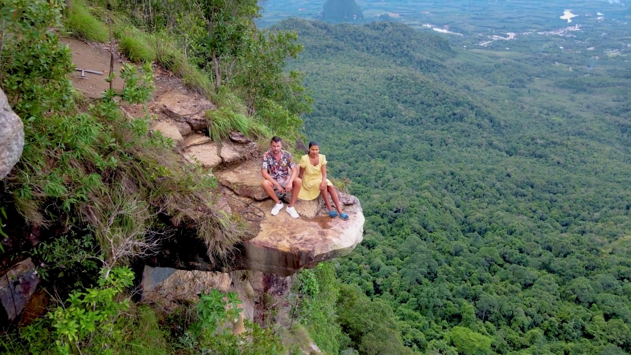 甲米山龙脊山，悬崖峭壁，景色优美。在泰国甲米考昂纳克自然教育径的龙冠或宽赛。视频素材