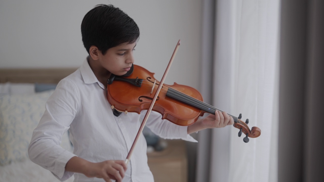 男孩玩小提琴视频素材