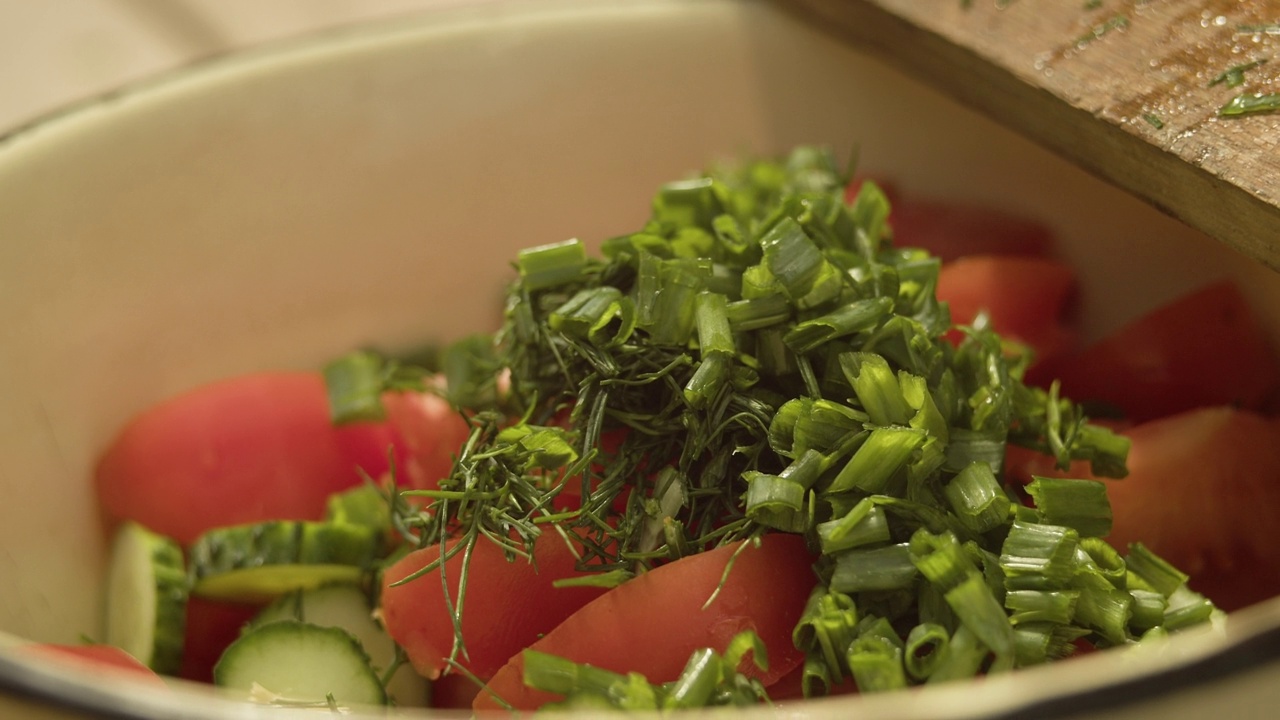 准备蔬菜沙拉的西红柿，黄瓜，洋葱和莳萝视频素材