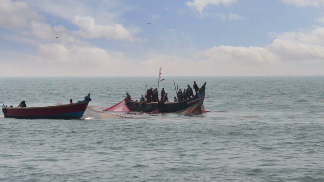 在船上拉渔网的渔民-印度喀拉拉邦视频素材