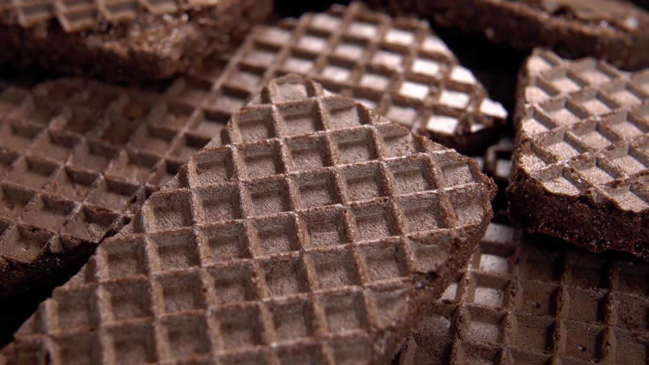 一堆美味的巧克力薄饼。纹理的表面视频素材