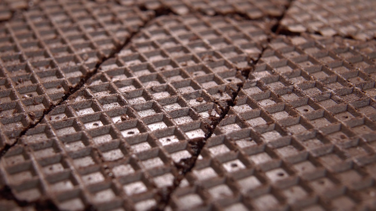 美味的巧克力薄饼堆成一排。纹理的表面。宏视频素材