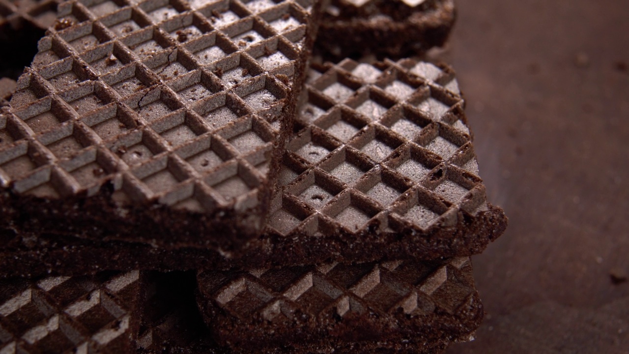 脆脆的巧克力威化饼干堆叠在木制表面。变形的模式。宏视频素材