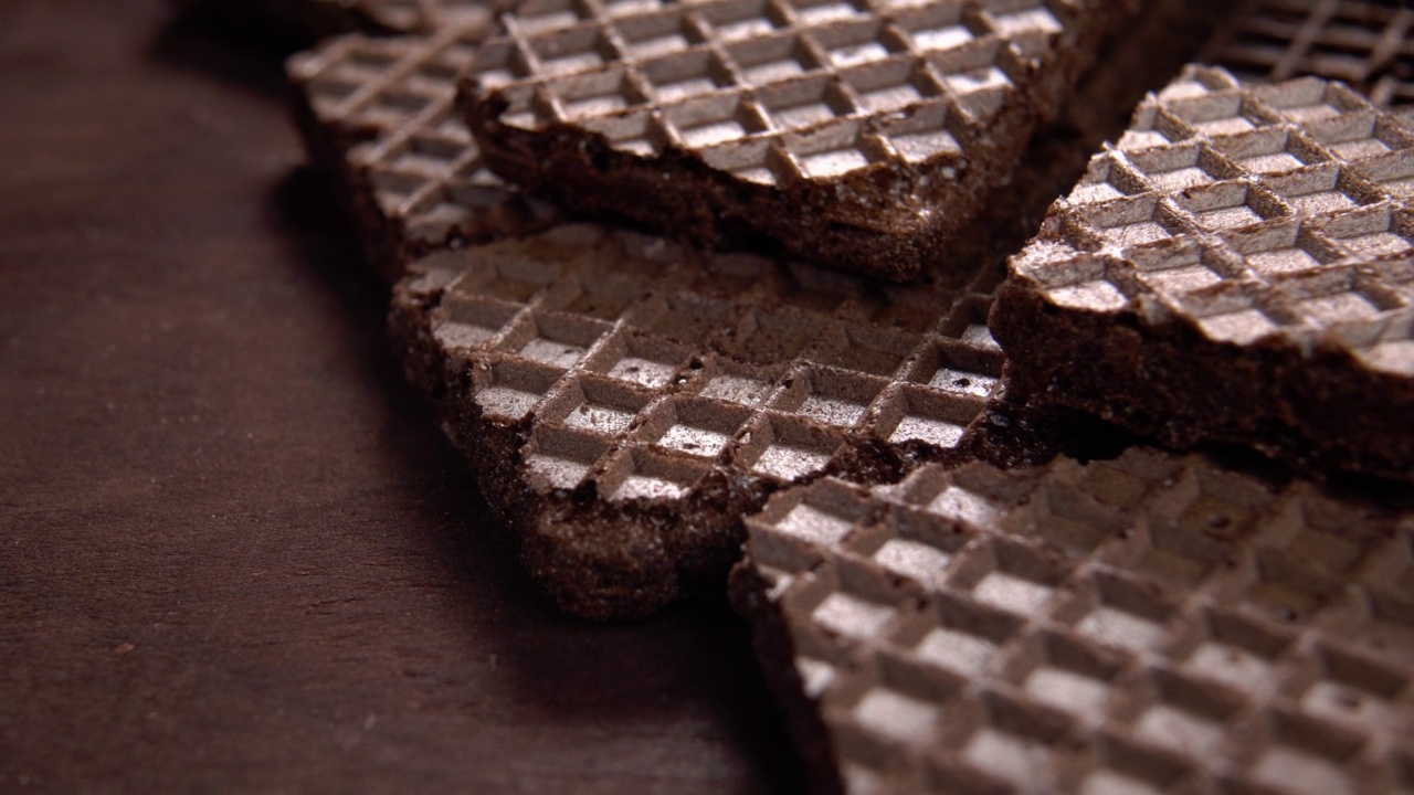 棕巧克力威化饼干质地。华夫饼干酥脆的表面。暧昧了模式。宏视频素材