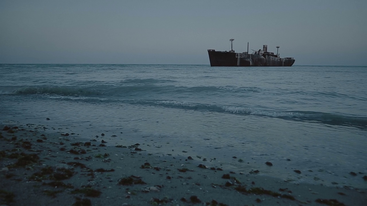 黑海沿岸夜间发生的船只失事视频素材