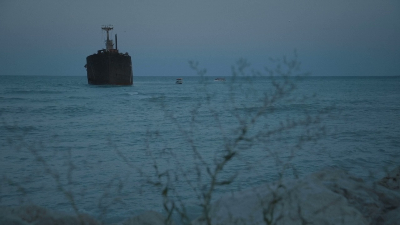 在蓝色的夜色中，黑海上的沉船和旅游船视频素材