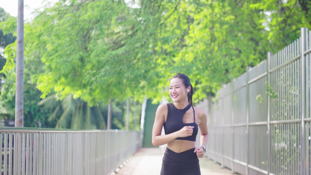 快乐的女人在公园跑步锻炼的生活方式视频素材