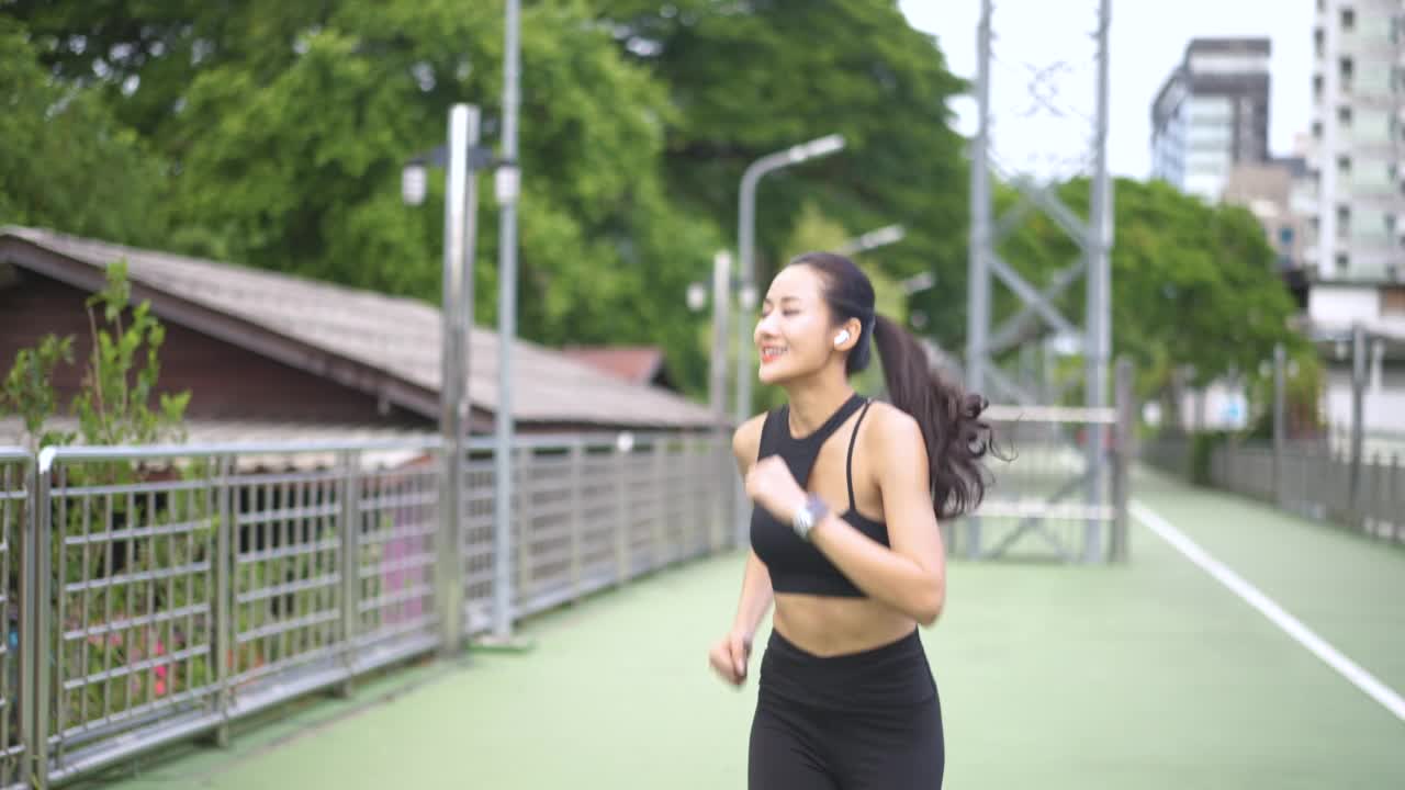 快乐的女人在公园跑步锻炼的生活方式。视频素材