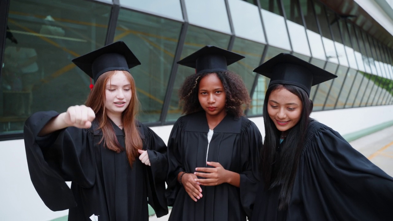一群多元的少女在校园里一起庆祝她们的毕业视频素材