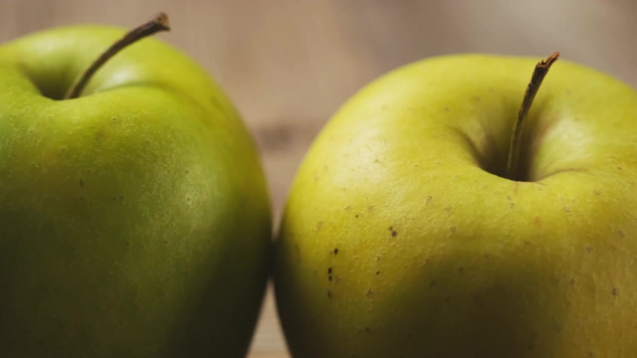 青苹果放在木桌上视频素材