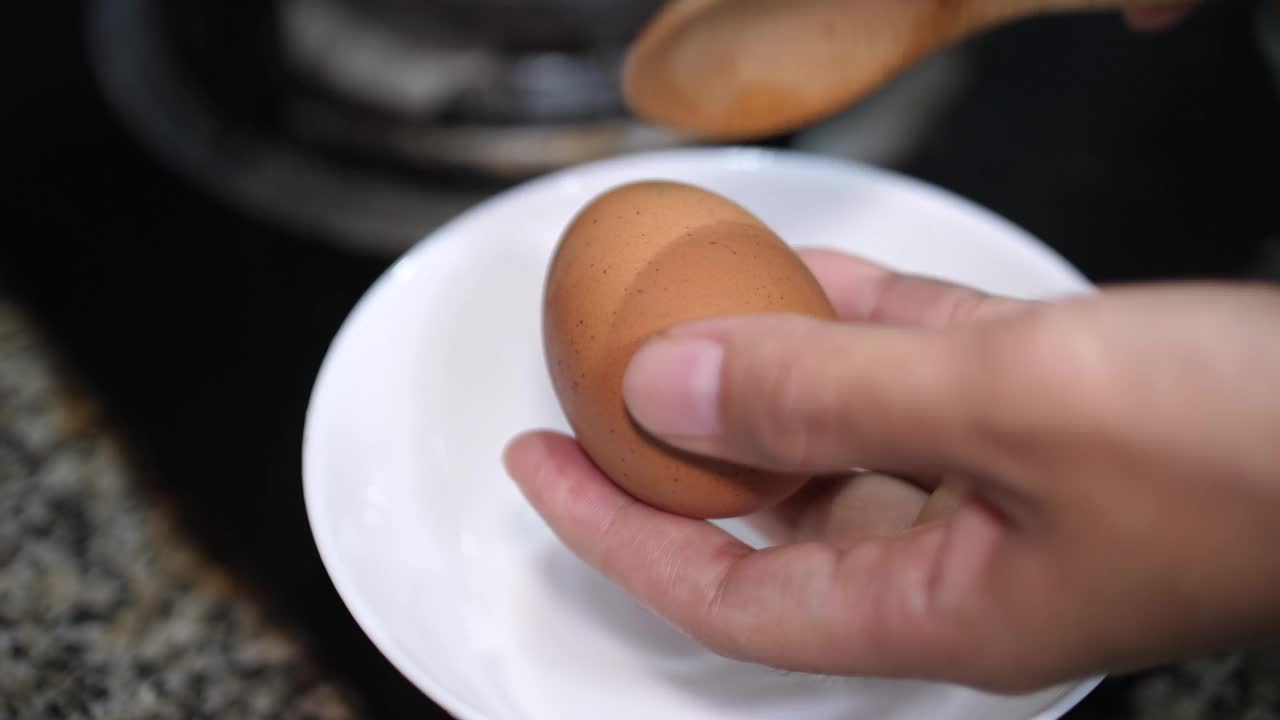 在厨房用鸡蛋做煎蛋卷视频素材