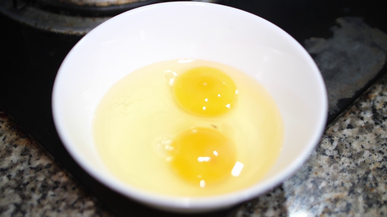 在厨房用鸡蛋做煎蛋卷视频素材