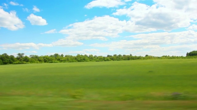 在夏天沿着绿油油的田野行驶视频素材