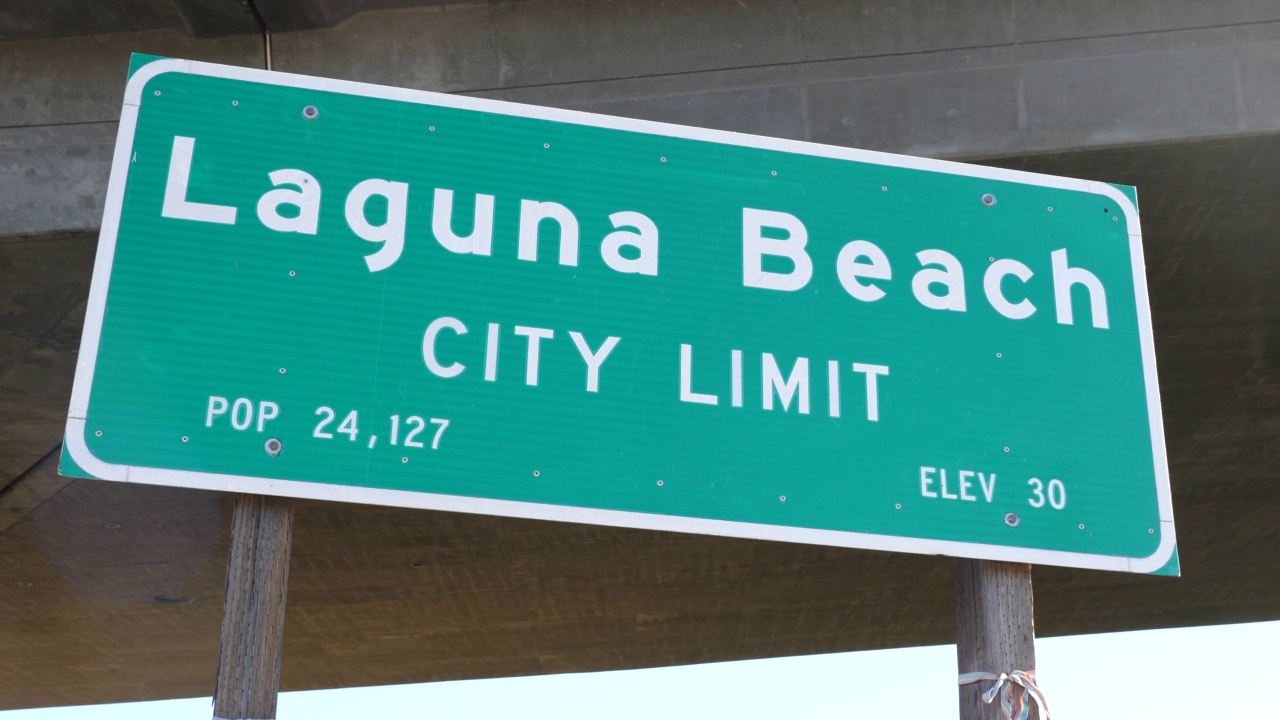 加州拉古纳海滩公众欢迎标志视频下载