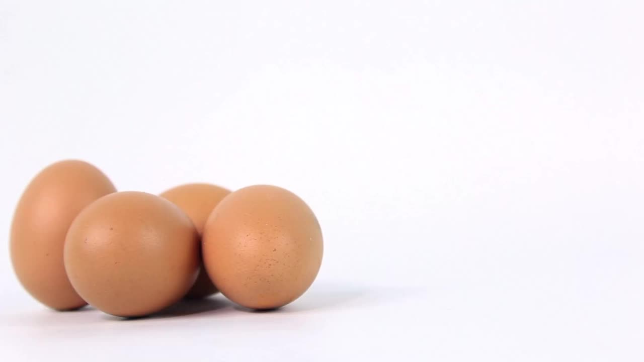 一组鸡蛋在白色背景使用烹饪视频素材