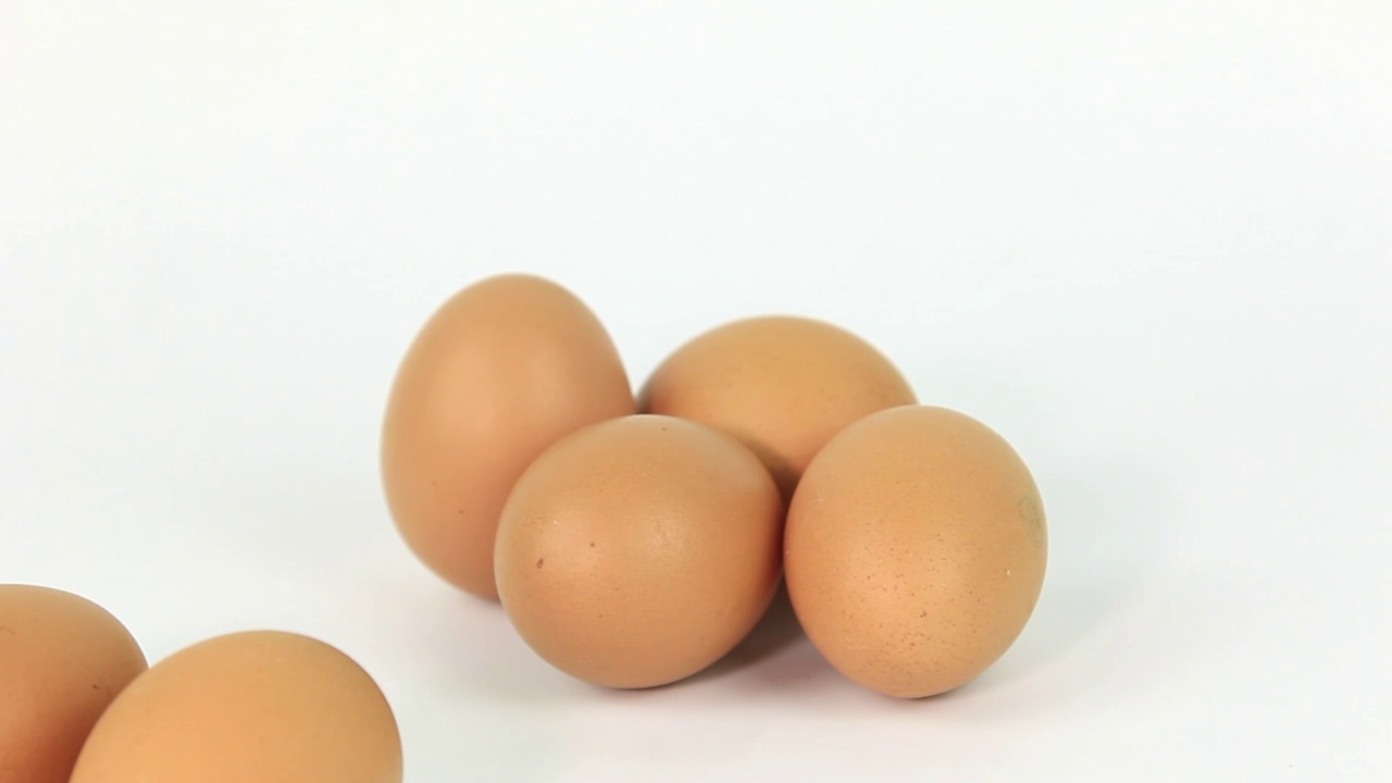 白色底色的有机鸡蛋使用烹饪视频素材