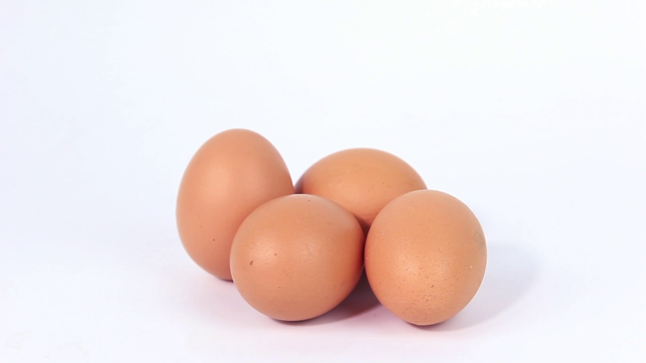 漂亮的鸡蛋在白色的背景下使用烹饪视频素材