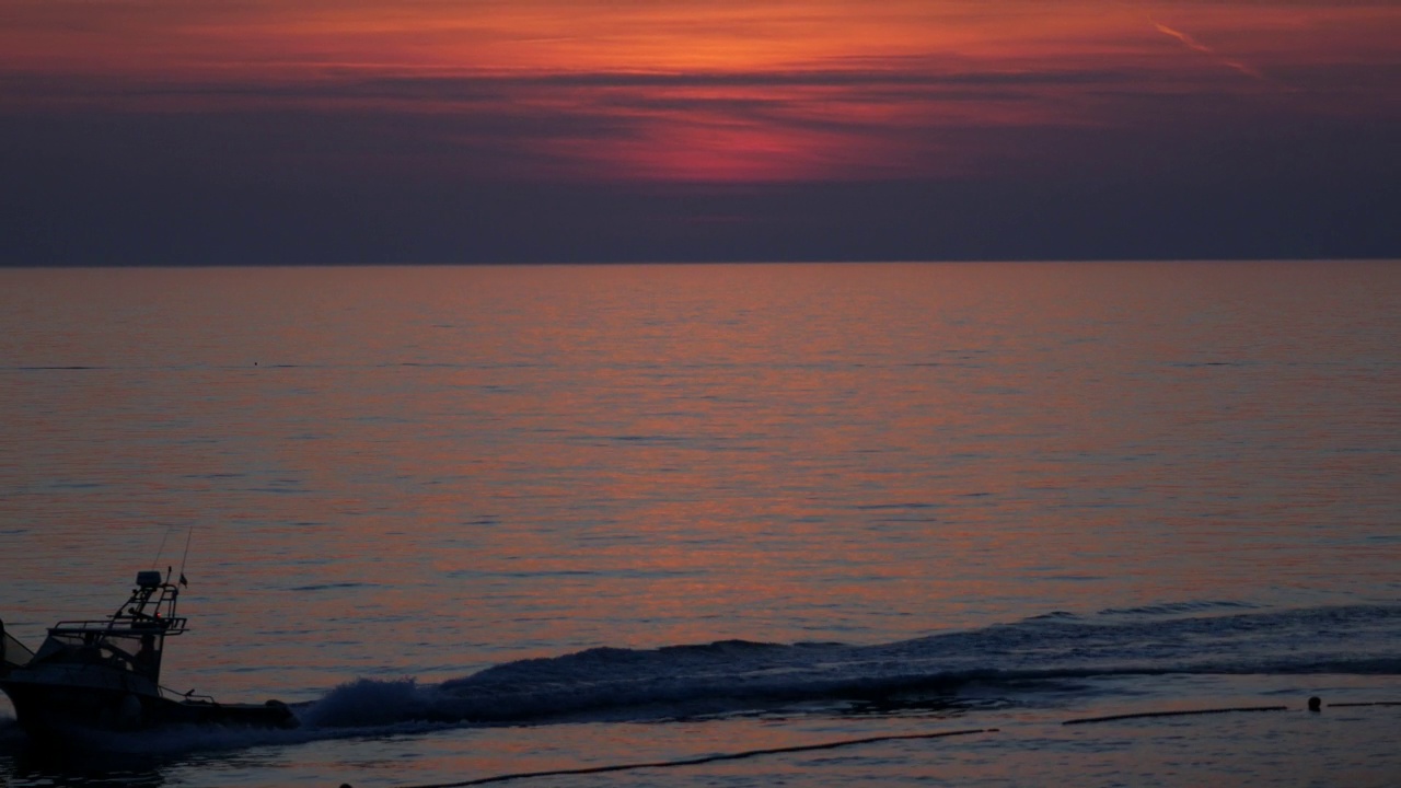 夕阳西下时，一群人乘坐快艇快速驶过海面。在海上休息。游客乘坐游船。五月天的傍晚。克罗地亚罗维尼——2022年5月10日视频素材