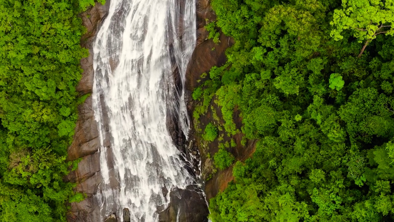 瀑布在雨林和植被之间。库达瀑布，斯里兰卡。视频素材