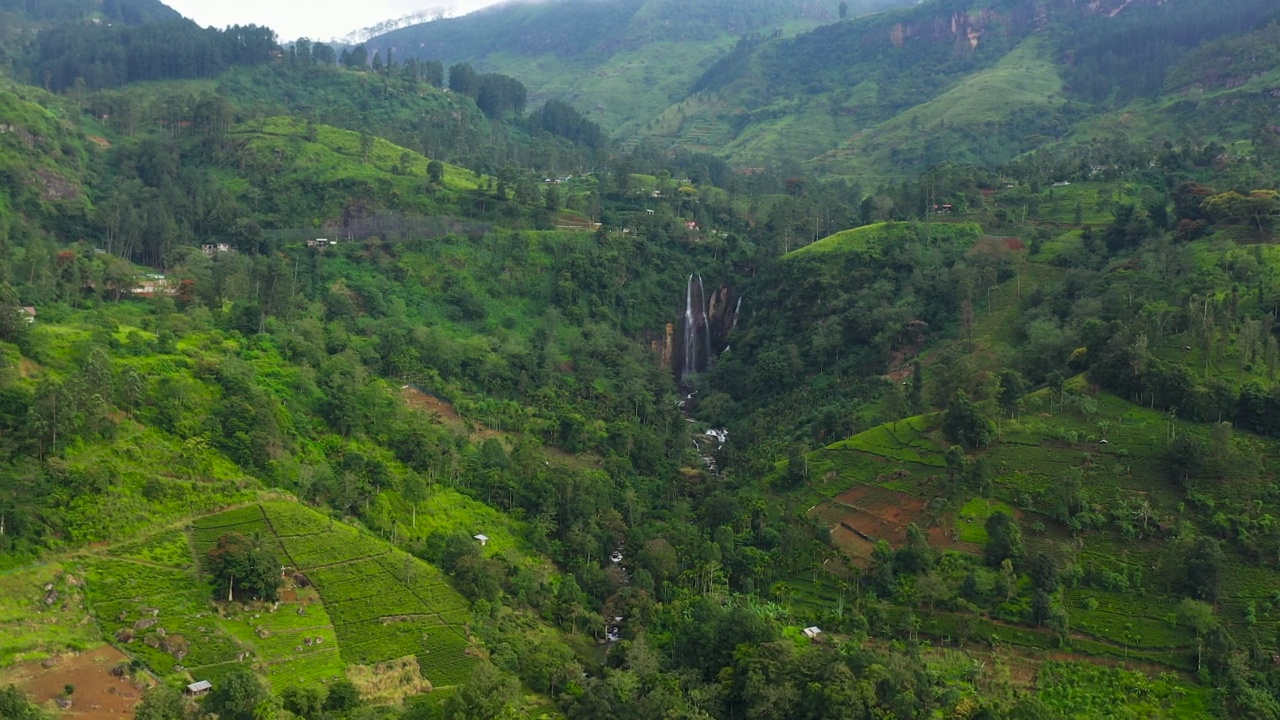 热带山区丛林瀑布的无人机。普那瀑布，斯里兰卡。视频素材